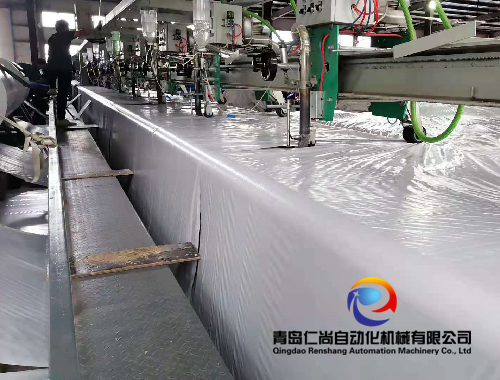 青岛某篷布加工厂篷布热合机图片